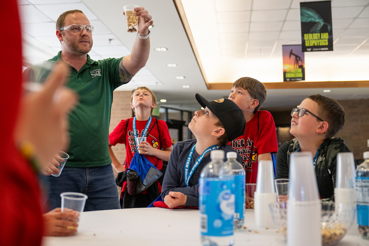 students touring AM lab